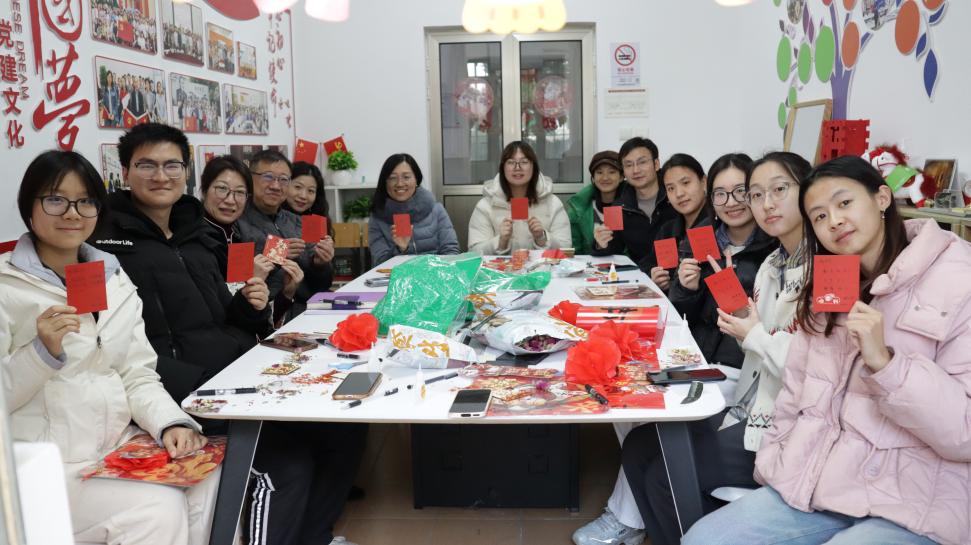 校园中洋溢着温暖而浓厚的节日氛围