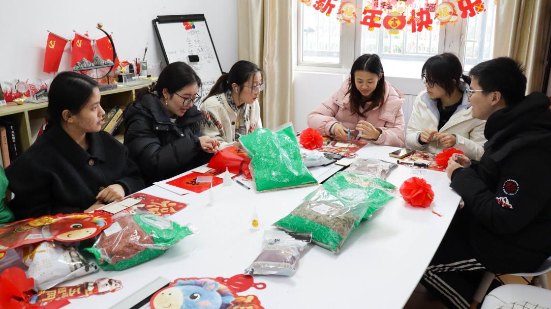 亲切慰问寒假期间留校的同学们